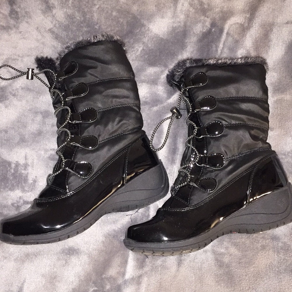 Black snow boots